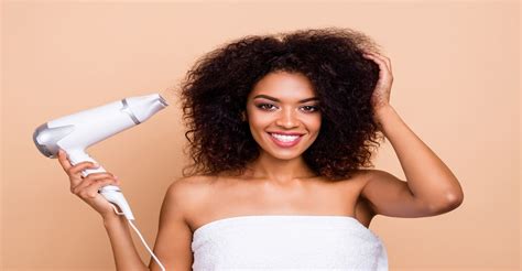 Como Secar O Cabelo Cacheado Sem Difusor - Como secar o cabelo cacheado sem difusor? Aprenda 4 técnicas