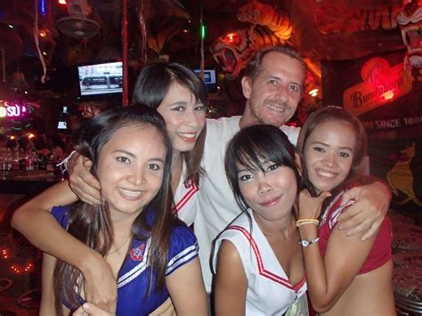 Bar girls "Walking Street" Angeles City Papanga Philippines | Walking ...