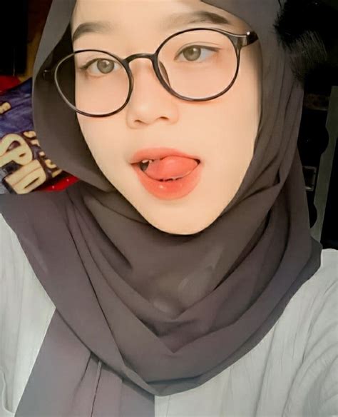 pin oleh wolfy   bersepeda wanita gadis emo wajah gadis