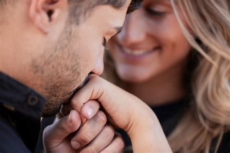 Reverencia De Beija Mao - Amor homem beija mão de mulher e celebração pelo relacionamento ...