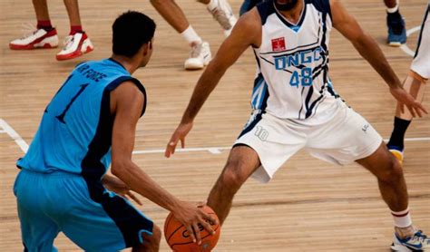 gerakan memantulkan bola  lantai dinamakan