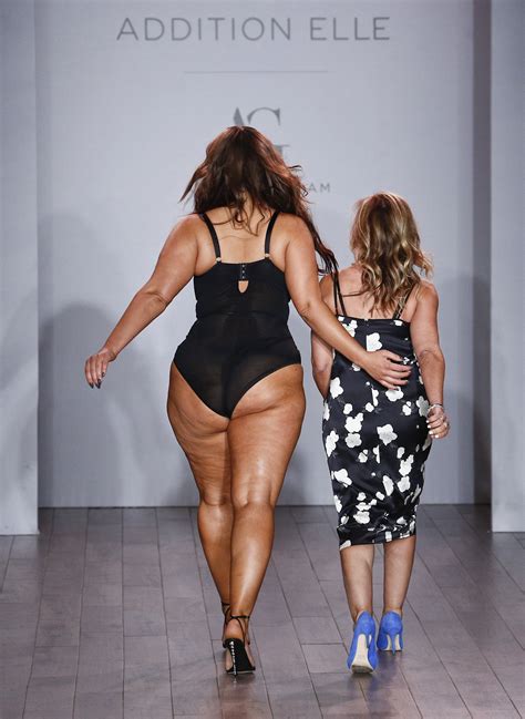Модели plus size в нижнем белье на показе в Нью-Йорке - PEOPLETALK