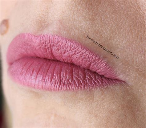 Avon Mark Помада серии "Взрыв цвета"