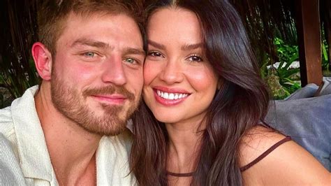 Juliette E Namorado - Juliette surge em clima de romance com o namorado em Fernando de Noronha