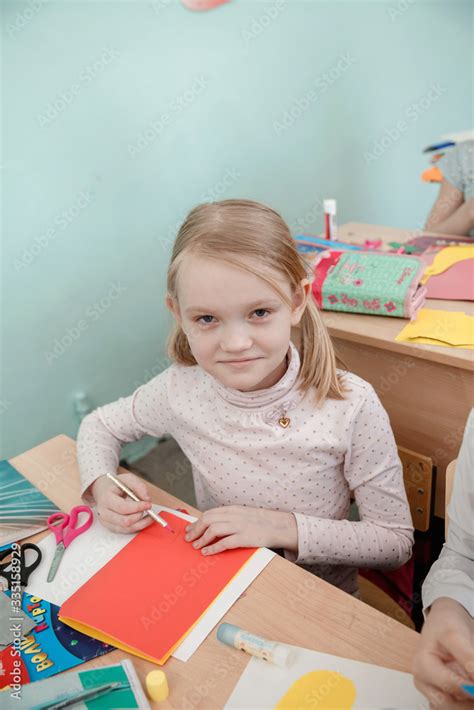 Девочка школьница на уроке русского языка в школе! Школьная пора! Stock ...
