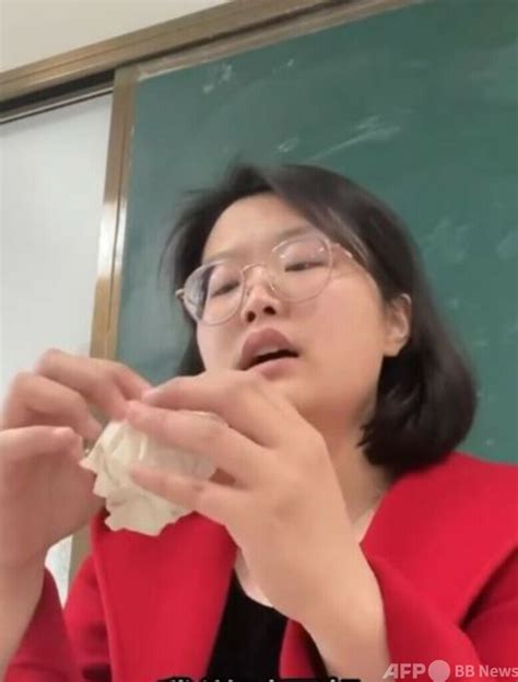 中国の女性教師の“紙を丸め”ていじめの被害を諭す姿勢に共鳴 写真1枚 国際ニュース：AFPBB News