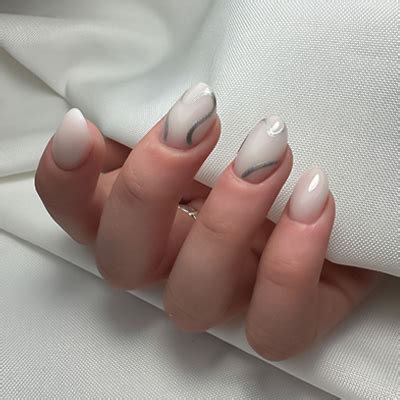 Unghie Glitter: tendenze ed idee brillanti per la nail art