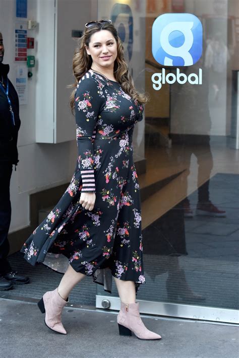 Kelly Brook – Busty Candids in London - Hot Celebs Home