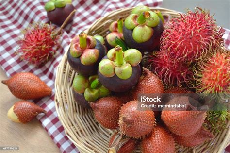 buah tropis  keranjang manggis rambutan  buah palem foto stok