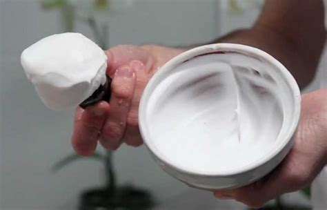 Не только для щетины: 5 способов, как можно использовать пену для ...