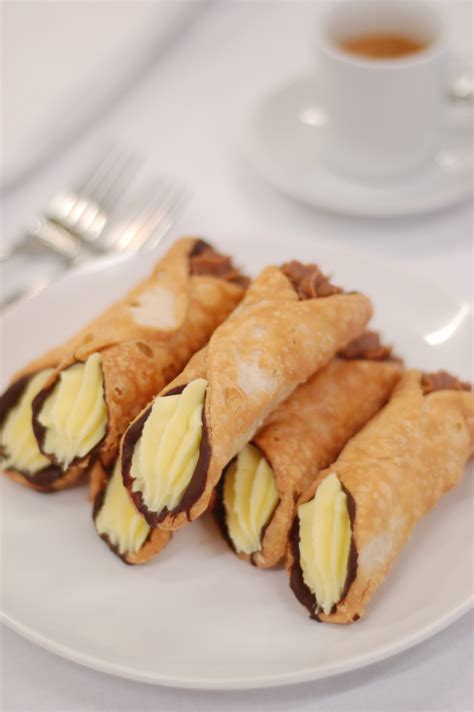 Cannoli - Ribbons and Bows Cakes
