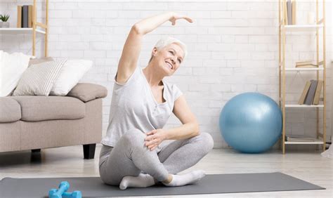 Пятиминутная утренняя зарядка для тех, кому за 50 | SimpleSlim