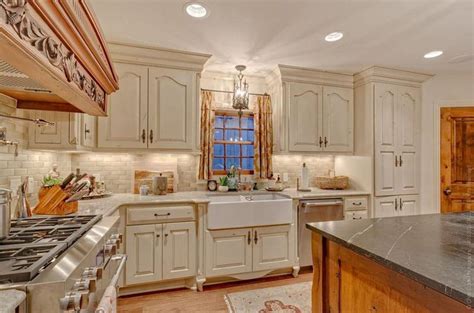 29 Beautiful Cream Kitchen Cabinets (Design Ideas) - Designing Idea