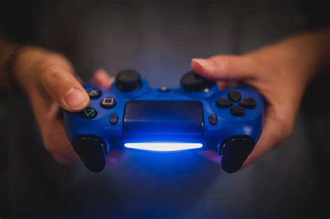 Что делать, если контроллер PS4 мигает белым?