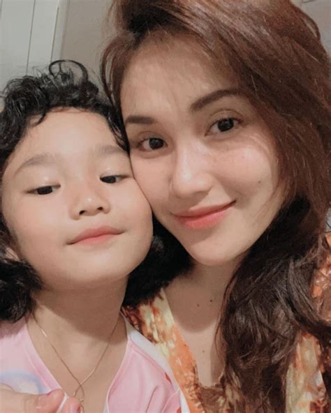 10 Potret Kedekatan Seleb Berstatus Janda dengan Anak Perempuannya