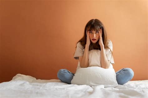 Free Photo | Front view insecure woman at home