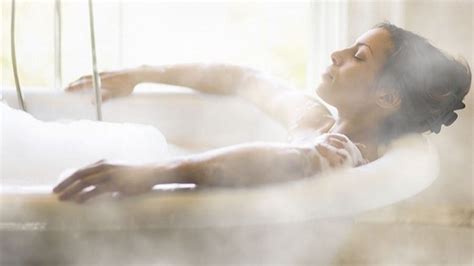 suka mandi pakai air hangat berikut  manfaat mandi pakai air