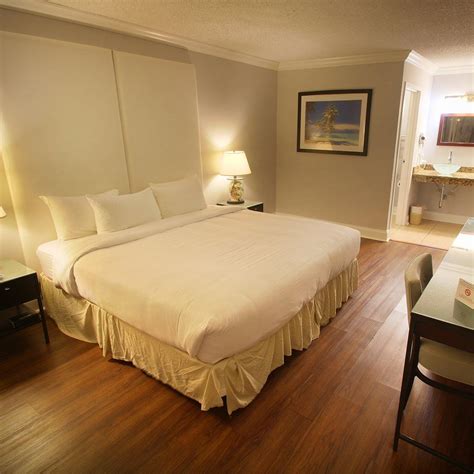 Fort Lauderdale Grand Hotel on Twitter | Cozy room, Contemporary ...
