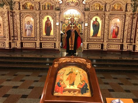 В ІКОНОСТАС ХРАМУ НА ЧЕСТЬ ТРЬОХ СВЯТИТЕЛІВ ВСТАНОВЛЕНО НОВОНАПИСАНІ ...