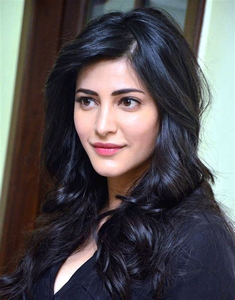 Download Shruti Hassan Hd Leaning On The Tree Wallpaper | Wallpapers.com