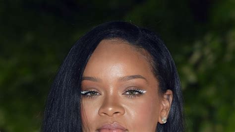 Rihanna 'honoured' to be on cover of British Vogue's prestigious ...