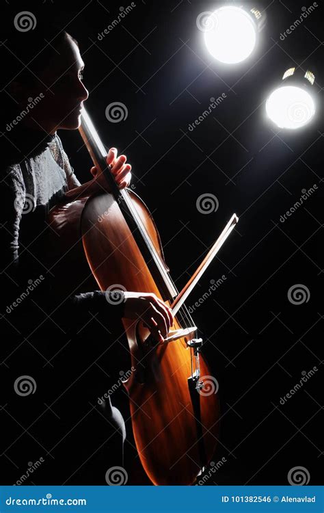 Cellospielercellist, Der Cello Spielt Stockfoto - Bild von bogen, musik ...