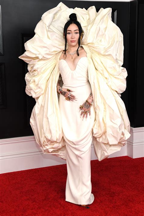 Noah Cyrus' Grammys 2021 red carpet look inspires memes