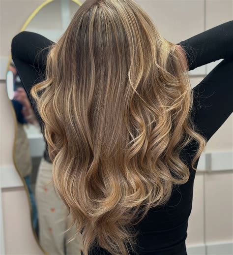 Fans go wild over the natural dirty blonde transformation on screen 6