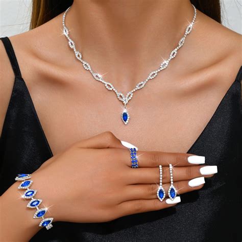 Swarovski Комплект украшений Стразы - купить с доставкой по выгодным ...