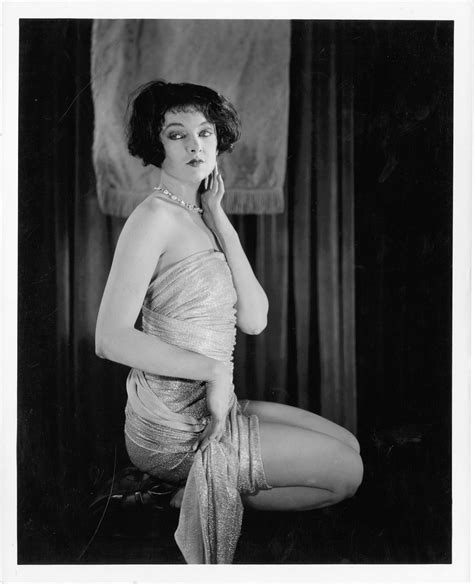 Myrna Loy: The Epitome of Classic Hollywood Charm Through Old Photos