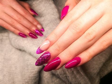 Brokatowe paznokcie to efektowny manicure nie tylko na imprezy. Zobacz ...