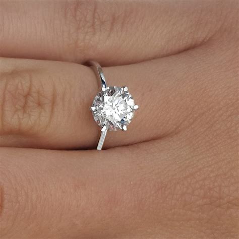 Round Cut Engagement Rings Gold