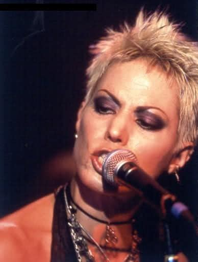 Blonde Short Haired Joan Jett | Joan jett, Rock and roll hairstyles ...