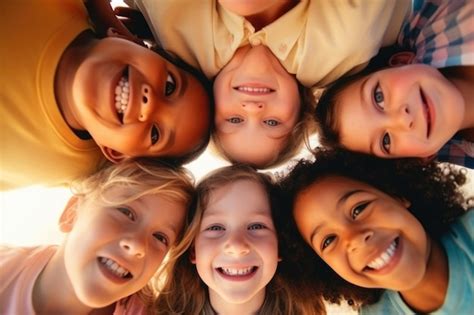Niños alegres jugando y sonriendo juntos. | Foto Premium