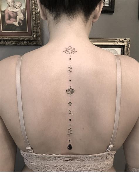 Tatuajes De Espalda Baja Modernos Para Mujer | Moda y Estilo