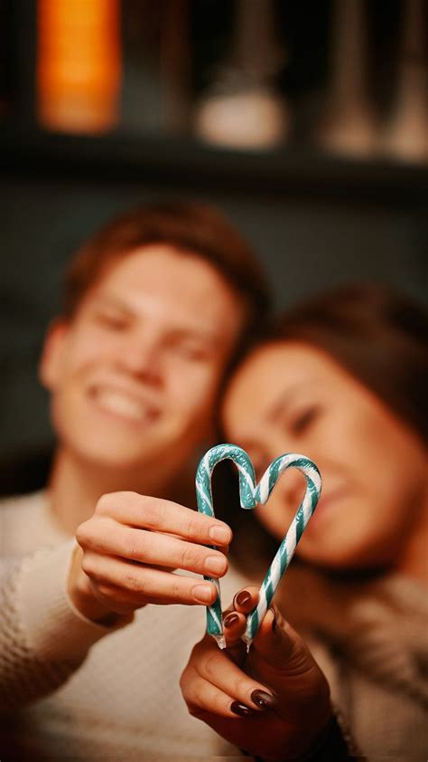 Valentine Day : व्हॅलेंटाईन डे साजरा केल्यास 'या' ठिकाणी मिळते शिक्षा