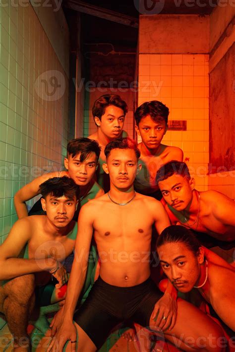 un grupo de desnudo gays son reunión y posando con su amigos mientras