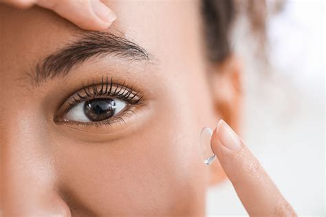 Comment mettre des gouttes pour les yeux ? - Lenstore.fr