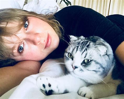 Taylor Swift's Cutest Photos with Her Cats, Benjamin Button, Olivia and ...