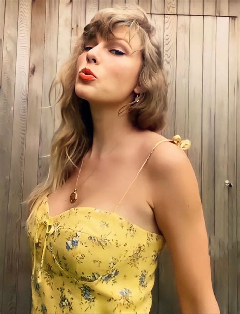 Top photos of Taylor Swift's fabulous boobs and cleavage - Celeblr