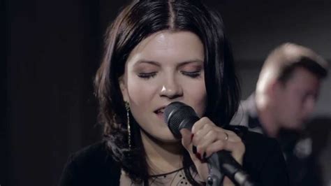 Suvi Teräsniska: Missä tuulet kohtaa (akustisesti Nova Stagella) - YouTube