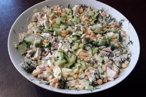 20 салатов с копченой курицей, которые выручат в любой ситуации
