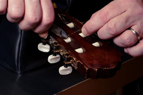 Restring a classical guitar | 45 easy steps