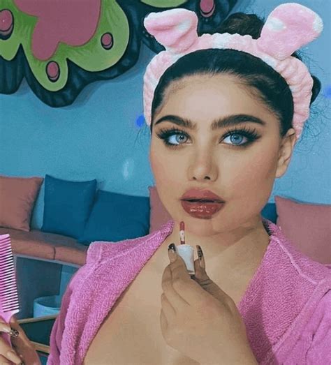 مُجدداً أنجي خوري تُثير ضجة... ظهرت بروب الاستحمام والجمهور: ايمتى رح ...