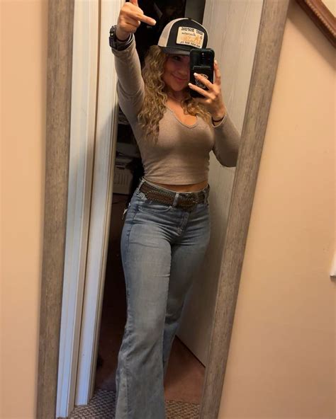 Casey Agliano🇮🇹🌞♌️ | Not at the NFR but def hanging with the goats