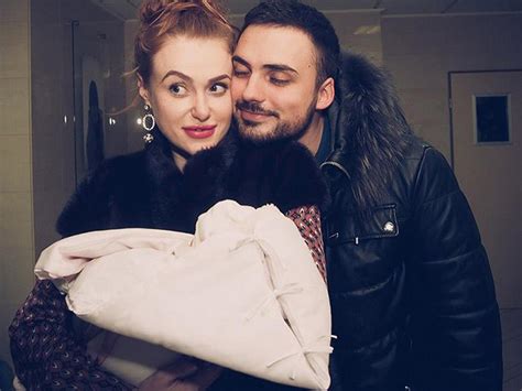НеАнгел с дочкой вышла из роддома. Фото - Твои новости