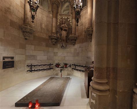 Cajón de I. Guijarro S.: LA CRIPTA DE LA SAGRADA FAMILIA - BARCELONA ...