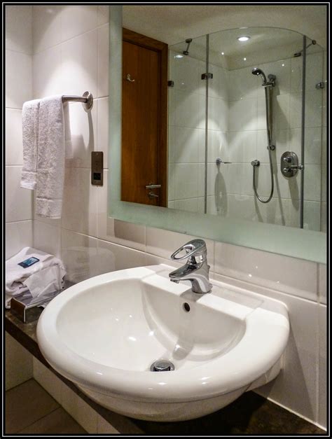 Our Hotels incl. Stays & Visits: Hilton Hotel, London-Gatwick Airport