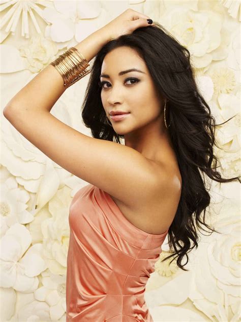 Shay Mitchell nue, 60 Photos, biographie, news de stars | LES STARS NUES