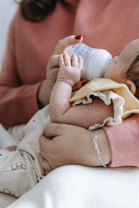 10 Expert Newborn Bottle Feeding Tips for Happy and Healthy Babies